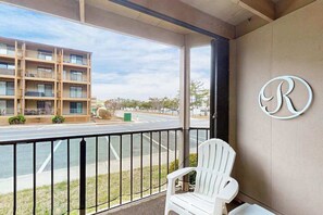 Property grounds - Sunny bayside condo with shared pool, balcony, full kitchen, W/D, & central AC (Ocean City)