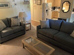 TV, DVD player, offices - Sunny 2nd foor condo w/ balcony, full kitchen, WiFi Central AC & shared pool (Ocean City)