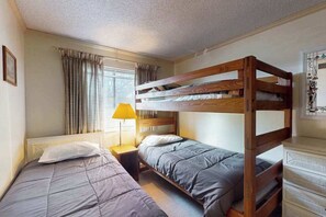 2 bedrooms, iron/ironing board, WiFi, bed sheets - Sunny 2nd foor condo w/ balcony, full kitchen, WiFi Central AC & shared pool (Ocean City)