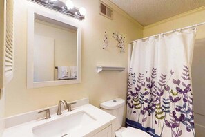 Shower, towels - Sunny 2nd foor condo w/ balcony, full kitchen, WiFi Central AC & shared pool (Ocean City)