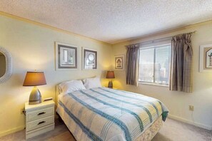 2 bedrooms, iron/ironing board, WiFi, bed sheets - Sunny 2nd foor condo w/ balcony, full kitchen, WiFi Central AC & shared pool (Ocean City)