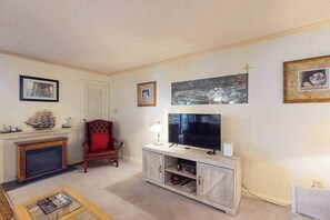 TV, DVD player, offices - Sunny 2nd foor condo w/ balcony, full kitchen, WiFi Central AC & shared pool (Ocean City)