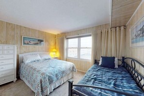 1 bedroom, iron/ironing board, WiFi, bed sheets - Midtown Ocean City Condo short walk to beach, restaurants & shops (Ocean City)