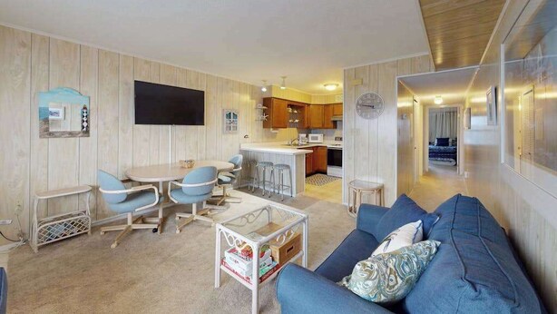 A compact living space with a dining area, kitchenette, and a sofa. - Midtown Ocean City Condo short walk to beach, restaurants & shops (Ocean City)