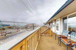 Property grounds - Midtown Ocean City Condo short walk to beach, restaurants & shops (Ocean City)