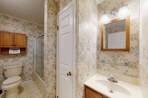 Shower, hair dryer, towels - Midtown Ocean City Condo short walk to beach, restaurants & shops (Ocean City)
