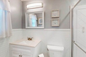 Shower, towels - Sunny first-floor, beach block condo w/fully stocked kitchen, AC & WiFi (Ocean City)