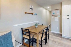 Dining - Sunny first-floor, beach block condo w/fully stocked kitchen, AC & WiFi (Ocean City)