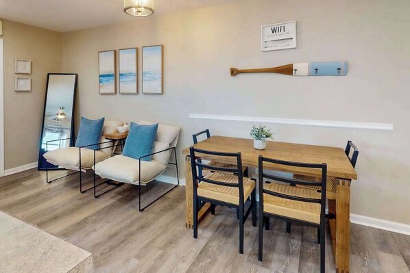 Dining - Sunny first-floor, beach block condo w/fully stocked kitchen, AC & WiFi (Ocean City)