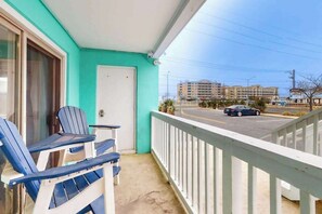 Terrace/patio - Sunny first-floor, beach block condo w/fully stocked kitchen, AC & WiFi (Ocean City)