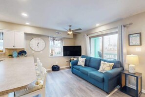 TV, offices - Sunny first-floor, beach block condo w/fully stocked kitchen, AC & WiFi (Ocean City)