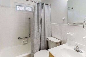 Shower, hair dryer, towels - Retreat on Robin, a short walk to beach, boardwalk & parks (Ocean City)