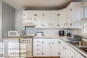 Fridge, microwave, oven, stovetop - Retreat on Robin, a short walk to beach, boardwalk & parks (Ocean City)