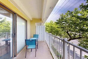 Outdoor dining - Oceanblock retreat with indoor pool access, large balcony, washer, dryer & AC (Ocean City)