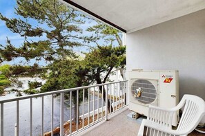 Property grounds - Ocean view condo on beach block with balcony, near restaurants and more (Ocean City)