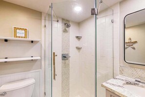 Een douche, een haardroger, handdoeken