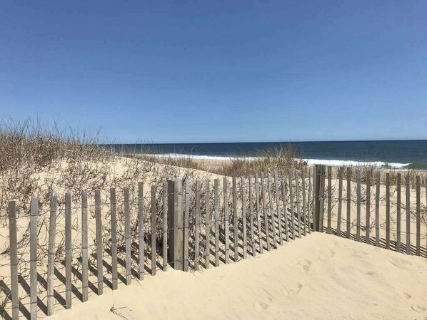 A sandy beach with a wooden fence and a clear blue sky. - Inviting home near beaches with fast WiFi, AC, full kitchen & W/D - dog-friendly (Ocean City)