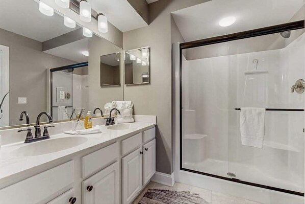 Shower, hair dryer, towels - Coastal resort with pool, golf, fireplace, W/D, sunroom & beach access (Berlin)