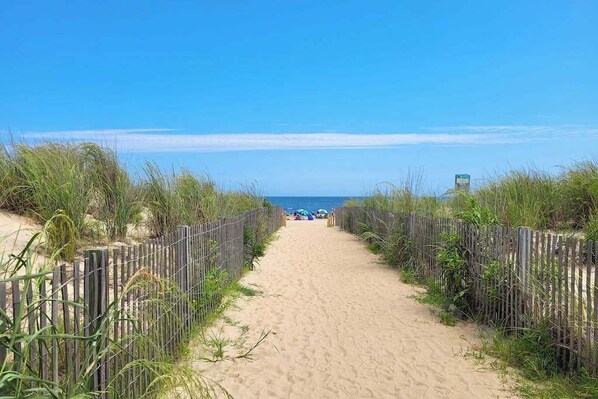 On the beach - Inviting first-floor condo in Ocean City right on the beach (Ocean City)
