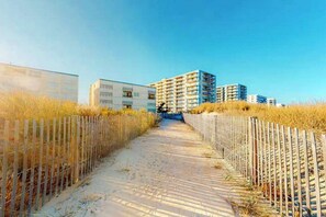 Property grounds - Inviting first-floor condo in Ocean City right on the beach (Ocean City)