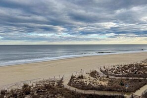 On the beach - Breezy beachfront condo with balcony, W/D, hot tub, & full kitchen (Ocean City)
