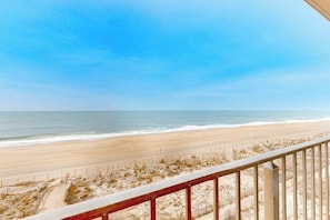 On the beach - Breezy beachfront condo with balcony, W/D, hot tub, & full kitchen (Ocean City)