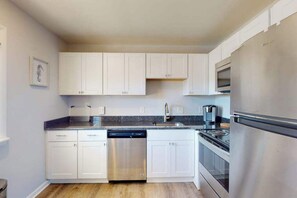Fridge, microwave, oven, stovetop - Northside condo near the beach with private balcony, full kitchen, AC, & W/D (Ocean City)
