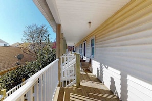 Terrace/patio - Northside condo near the beach with private balcony, full kitchen, AC, & W/D (Ocean City)