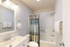 Shower, towels - Northside condo near the beach with private balcony, full kitchen, AC, & W/D (Ocean City)