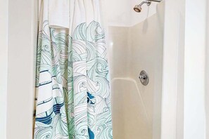 Shower, hair dryer, towels - Bayshore 603A (Ocean City)