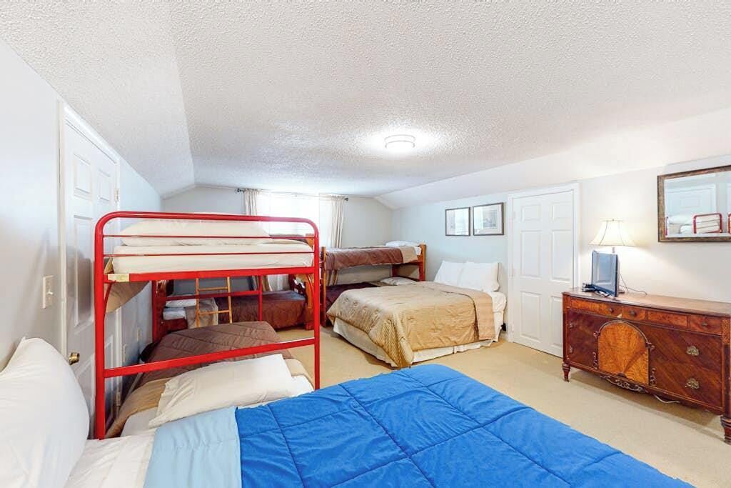 5 bedrooms, iron/ironing board, WiFi, bed sheets