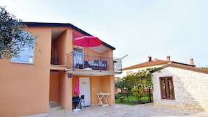 Apartment, 2 Bedrooms, Balcony | Bahagian luar