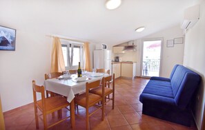Apartment, 2 Schlafzimmer, Balkon | Wohnzimmer