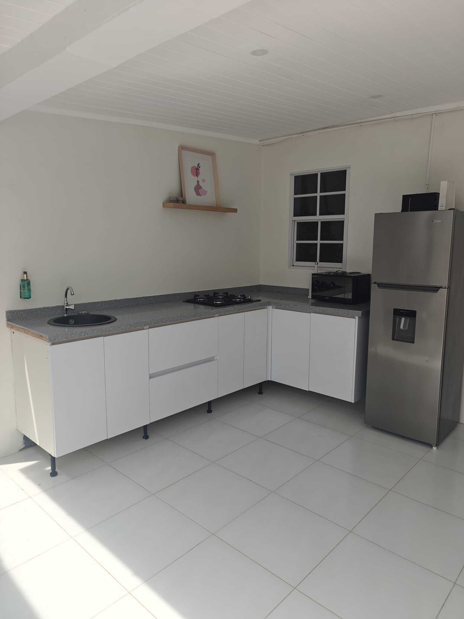 Apartemen, patio, pemandangan kolam renang | Dapur pribadi | Lemari es besar, microwave, kompor, dan peralatan masak/sendok-piring