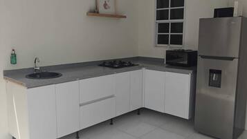 Apartemen, patio, pemandangan kolam renang | Dapur pribadi | Lemari es besar, microwave, kompor, dan peralatan masak/sendok-piring