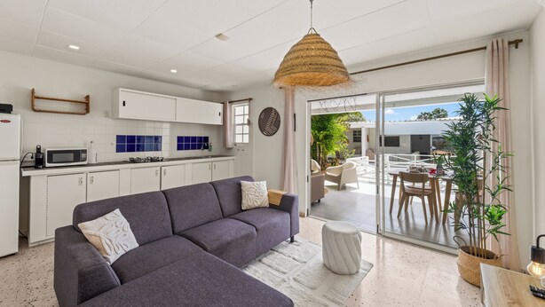 Apartment, Patio, Pool View | Ruang tamu
