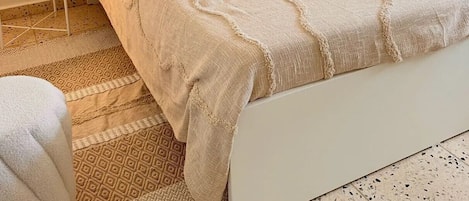 Appartement, patio, vue piscine | Coffres-forts dans les chambres, rideaux occultants
