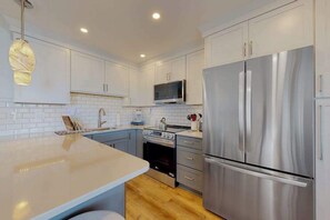 Fridge, microwave, oven, stovetop - Bayfront condo with pool access, washer/dryer, balcony, & central AC (Ocean City)