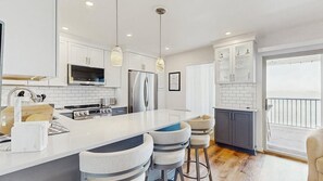 Coffee/tea maker, fridge, microwave, oven - Bayfront condo with pool access, washer/dryer, balcony, & central AC (Ocean City)