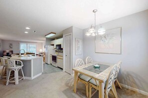 Dining - Coastal condo with a private washer/dryer, central AC, and a shared pool (Ocean City)