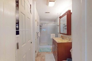 Shower, hair dryer, towels - Coastal condo with a private washer/dryer, central AC, and a shared pool (Ocean City)