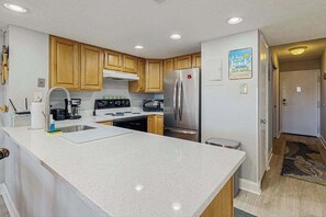 Refrigerador, microondas, horno y parrilla de estufa 