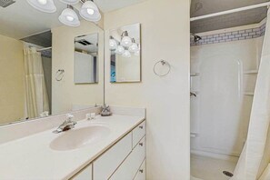 Shower, hair dryer, towels - Oceanfront, 13th-floor condo with pools, saunas, gym, tennis & game room (Ocean City)