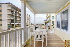 Outdoor dining - Charming apartment with water-view, patio, & full kitchen (Ocean City)