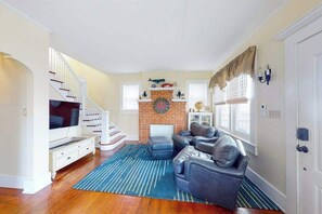 TV, offices - Charming apartment with water-view, patio, & full kitchen (Ocean City)