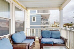 Property grounds - Charming apartment with water-view, patio, & full kitchen (Ocean City)
