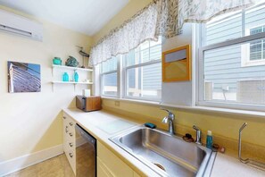 Fridge, microwave, oven, stovetop - Charming apartment with water-view, patio, & full kitchen (Ocean City)