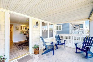 Terrace/patio - Charming apartment with water-view, patio, & full kitchen (Ocean City)