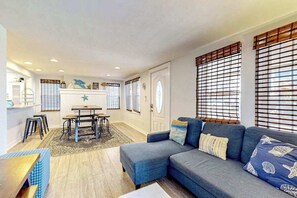 TV, offices - Charming apartment with water-view, patio, & full kitchen (Ocean City)