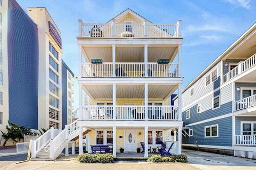 Charming apartment with water-view, patio, & full kitchen